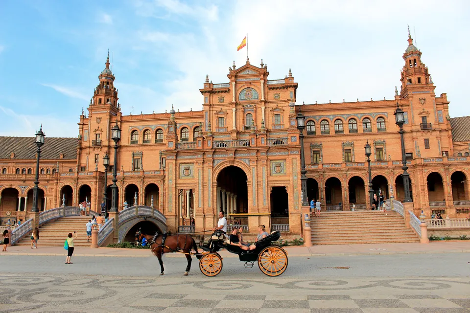 Coche de caballos en la Plaza de España de Sevilla